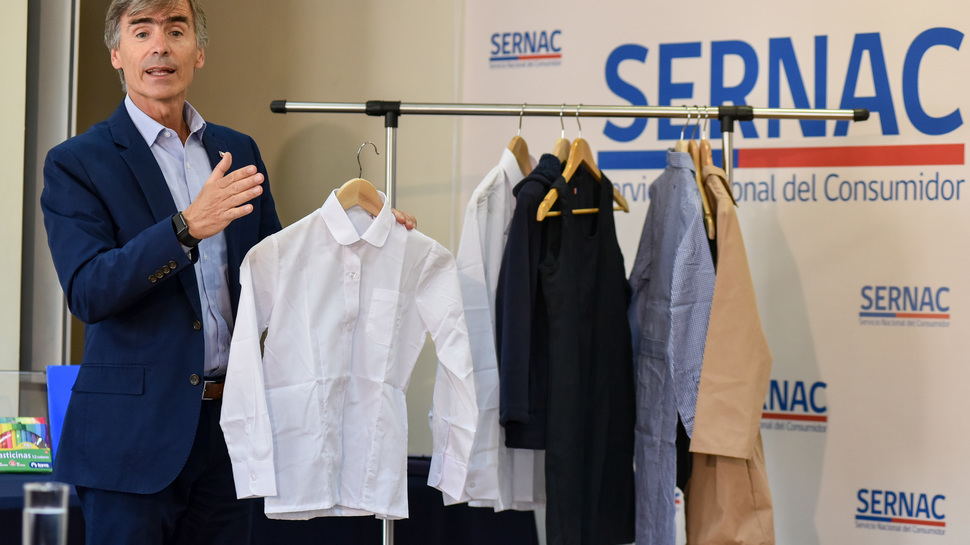 Ministro de Economía, José Ramón Valente, da a conocer estudio del SERNAC sobre precios de uniformes y útiles escolares.