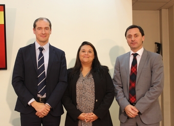 El abogado Rodrigo Momberg Uribe junto a la Subdirectora Jurídica del SERNAC, Francisca Barrientos, participaron en la primera sesión de los Diálogos Participativos.