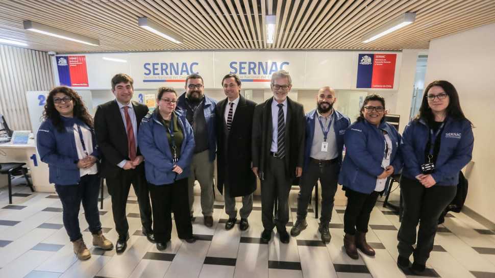 Ministro de Economía, Juan Andrés Fontaine, visitó la oficina de atención de público de la Dirección Regional Metropolitana del SERNAC.
