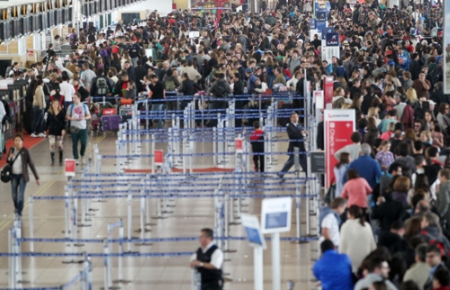 Atochamientos y sobreventas de pasajes: SERNAC oficia a LAN por problemas de embarque en aeropuerto. Foto: Emol.com