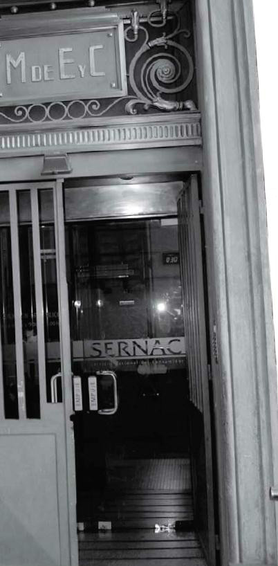 Imagen de la puerta de entrada al edificio del Sernac, en Teatinos 50, Santiago de Chile