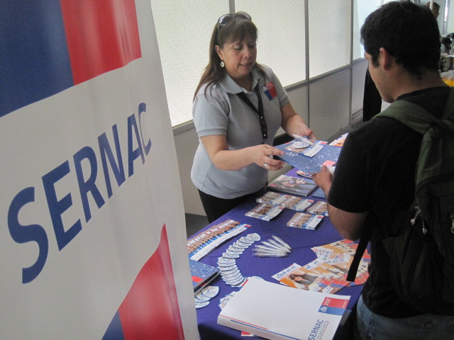 equipo-del-Sernac-entrega-informacion-a-estudiantes-de-la-Usach-Sernac-15nov2012