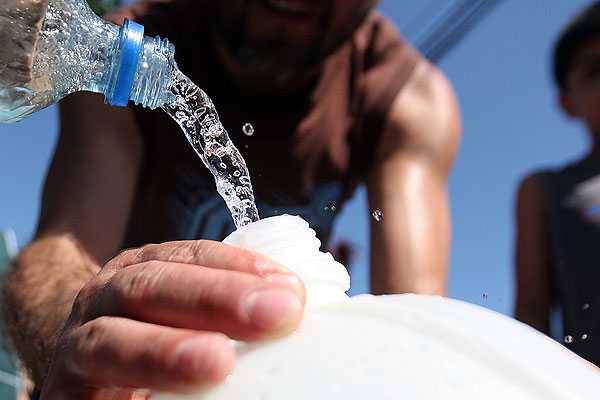 Tras mediación del SERNAC: Aguas Andinas compensará con más de 2.500 millones de pesos tras cortes masivos ocurridos en la capital. Foto: Emol.com Tras mediación del SERNAC: Aguas Andinas compensará con más de 2.500 millones de pesos tras cortes masivos ocurridos en la capital. Foto: Emol.com