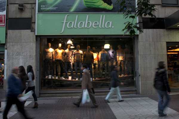 Falabella desiste de subir cobros por comisiones tras mediación del SERNAC. Foto: Emol.com