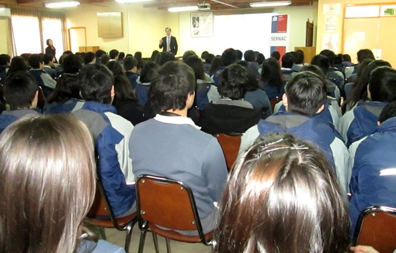 Los Lagos: Sernac realizó charla sobre derechos y educación financiera a estudiantes de Puerto Varas