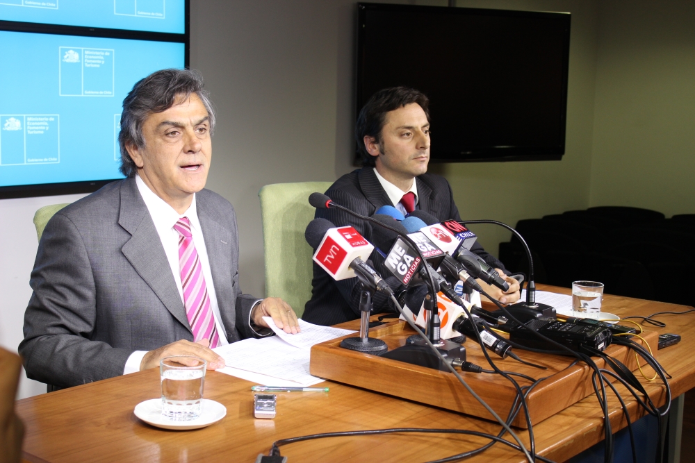 El ministro de Economía, Pablo Longueira, junto al Subdirector del Sernac, Lucas del Villar, anunciaron la demanda colectiva contra Aguas Andinas por el corte de agua del 22 de enero. El ministro de Economía, Pablo Longueira, junto al Subdirector del Sernac, Lucas del Villar, anunciaron la demanda colectiva contra Aguas Andinas por el corte de agua del 22 de enero.