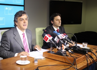 El ministro de Economía, Pablo Longueira, junto al Subdirector del Sernac, Lucas del Villar, anunciaron la demanda colectiva contra Aguas Andinas por el corte de agua del 22 de enero.