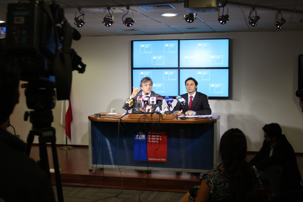 El ministro de Economía, Pablo Longueira, junto al Subdirector del Sernac, Lucas del Villar, anunciaron la demanda colectiva contra Aguas Andinas por el corte de agua del 22 de enero. El ministro de Economía, Pablo Longueira, junto al Subdirector del Sernac, Lucas del Villar, anunciaron la demanda colectiva contra Aguas Andinas por el corte de agua del 22 de enero.
