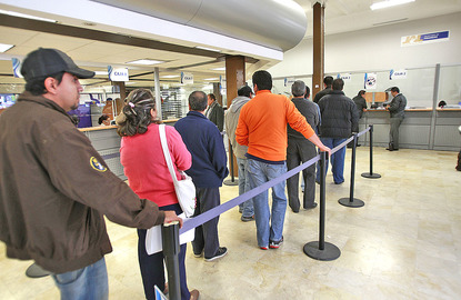 fila personas banco fila personas banco