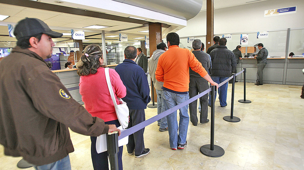 fila personas banco