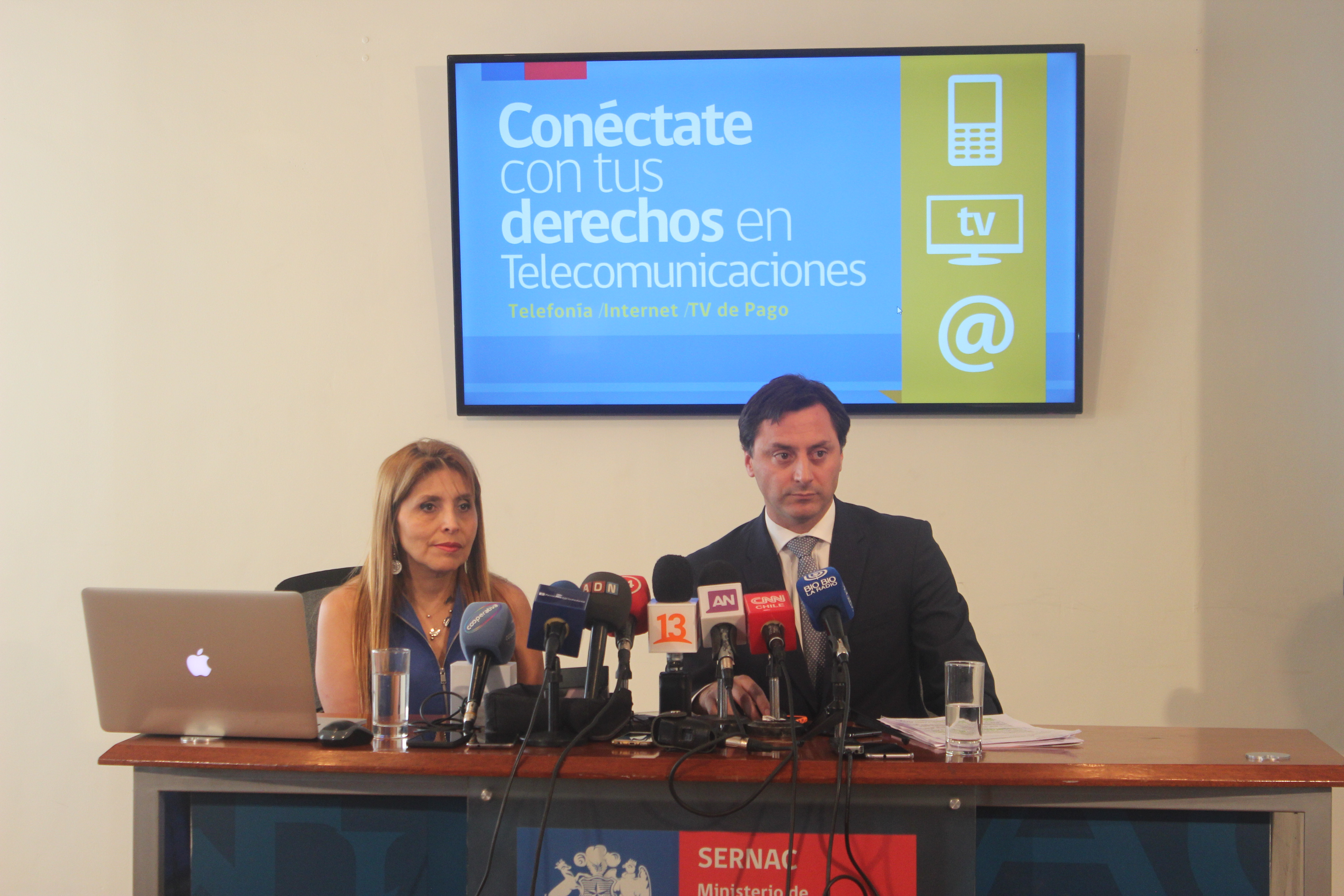 Director Nacional, Lucas Del Villar, junto a Subsecretaria de Telecomunicaciones, Pamela Gidi.