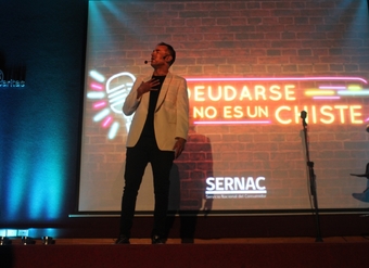Nicolás Belmar improvisa stand up lanzamiento campaña Endeudarse No Es Un Chiste Programa Educación Financiera para Jóvenes