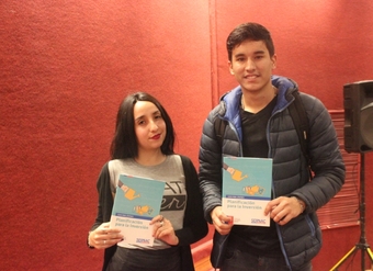Allison Salas y Edison Pinto estudiantes ENAC lanzamiento Programa Educación Financiera para Jóvenes