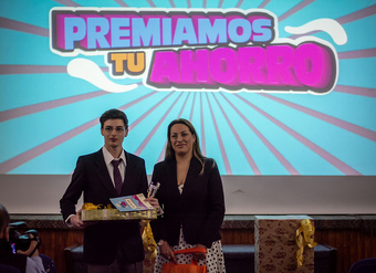 Intendenta de Magallanes, Maria Teresa Castañón, junto a Marko Masle, ganador del concurso Premiamos Tu Ahorro.