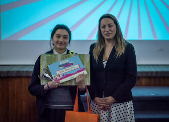 Intendenta de Magallanes, Maria Teresa Castañón, junto a Laura Cena, ganadora del concurso Premiamos Tu Ahorro.