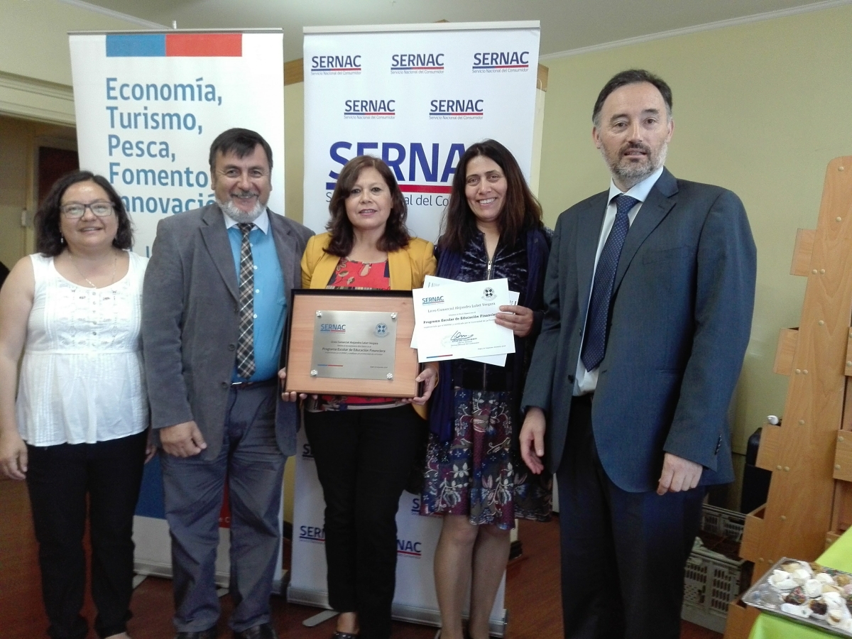 Dirección Regional del SERNAC de Valparaíso certifica a profesores que participaron en Curso de Perfeccionamiento Docente en la región.