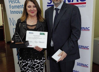 Director Regional (S) del SERNAC de Valparaíso, Nicolás Corvalán, entrega certificado a docente