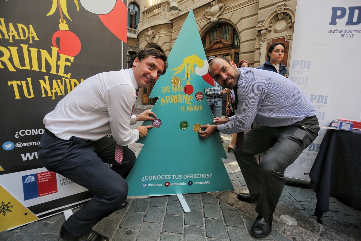 Ministro de Economía, José Ramón Valente, junto a Director Nacional del SERNAC, Lucas Del Villar, recuerdan derechos de los consumidores en Navidad. Ministro de Economía, José Ramón Valente, junto a Director Nacional del SERNAC, Lucas Del Villar, recuerdan derechos de los consumidores en Navidad.