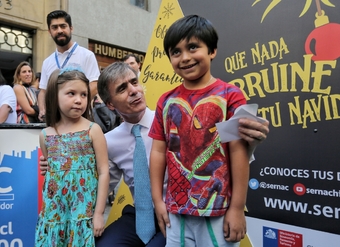 Ministro de Economía, José Ramón Valente, junto a Director Nacional del SERNAC, Lucas Del Villar, recuerdan derechos de los consumidores en Navidad.