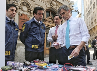 Ministro de Economía, José Ramón Valente, junto a Director Nacional del SERNAC, Lucas Del Villar, recuerdan derechos de los consumidores en Navidad.