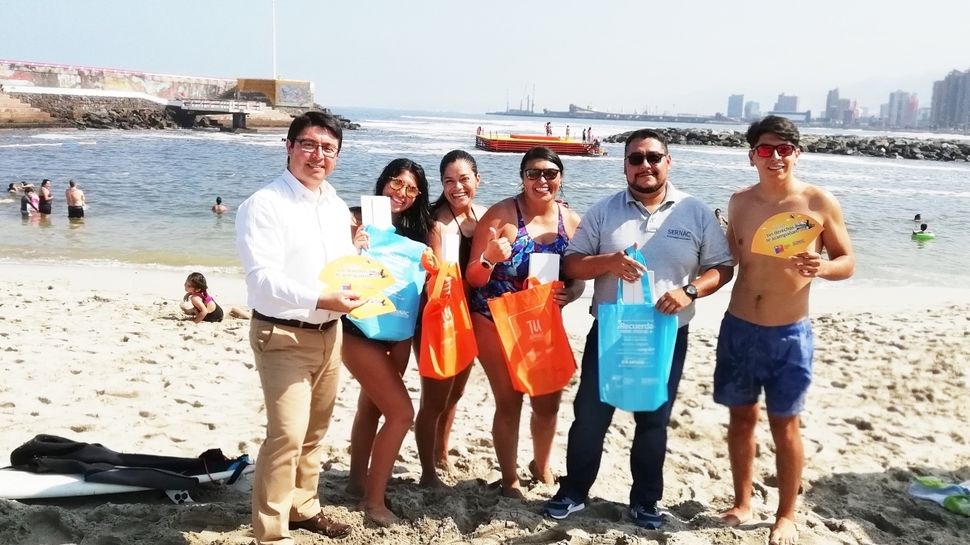 Director Regional del SERNAC de Antofagasta, Marcelo Miranda, junto a SEREMI de Economía, Ronie Navarrete, recordaron a turistas sus derechos en viaje.