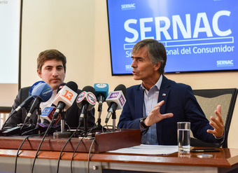 Ministro de Economía, José Ramón Valente, junto al Subdictor del SERNAC, Jean Pierre Couchot, dan a conocer estudio sobre precios de uniformes y útiles escolares.