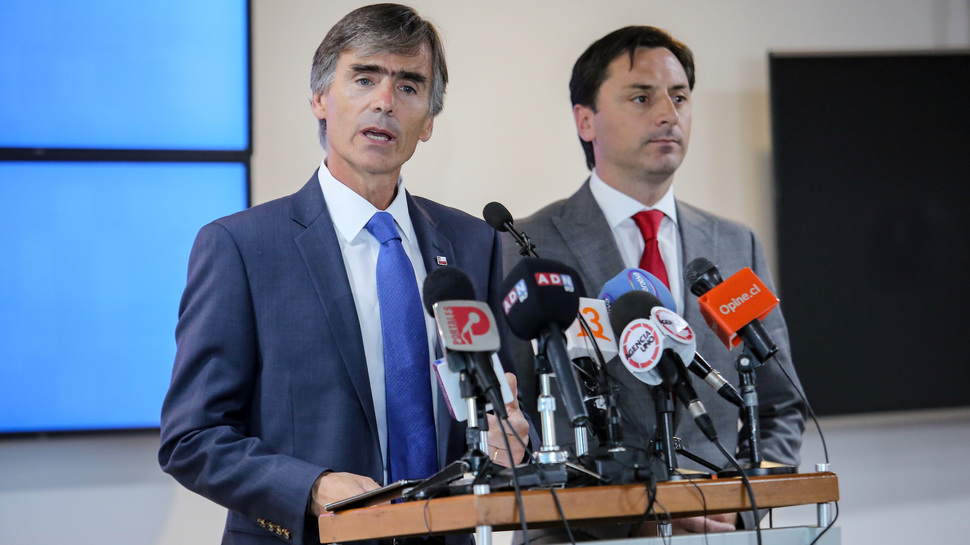 Ministro de Economía, José Ramón Valente, junto al Director Nacional del SERNAC, Lucas Del Villar, reaccionan ante fallo de la Libre Competencia por colusión de supermercados en venta de pollos frescos.