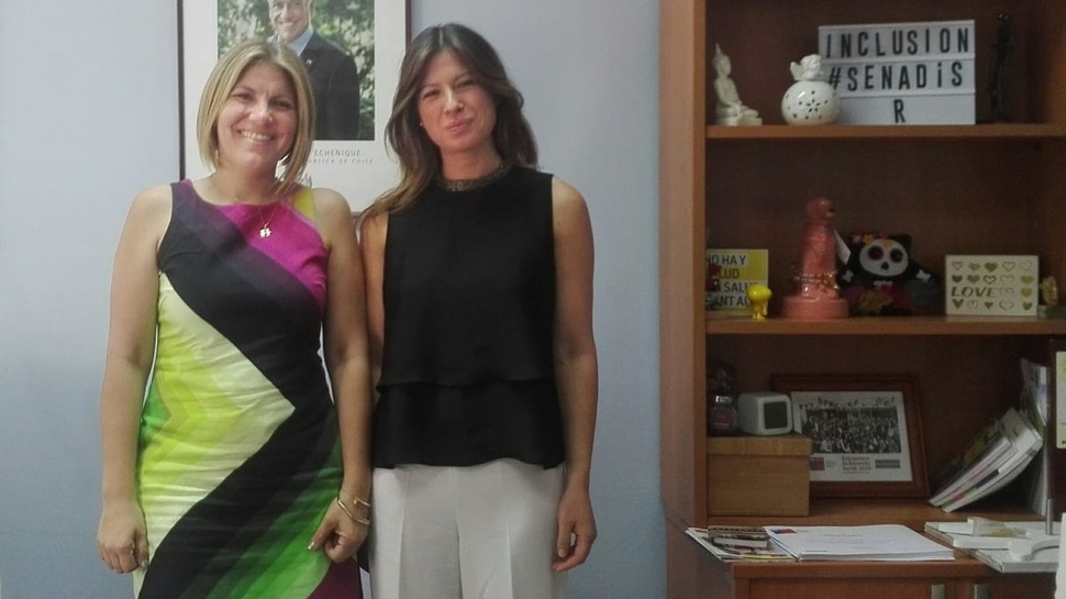 Directora del SERNAC Metropolitana, Daniela Agurto, junto a la Directora Regional del SENADIS, María Loreto Cruz.