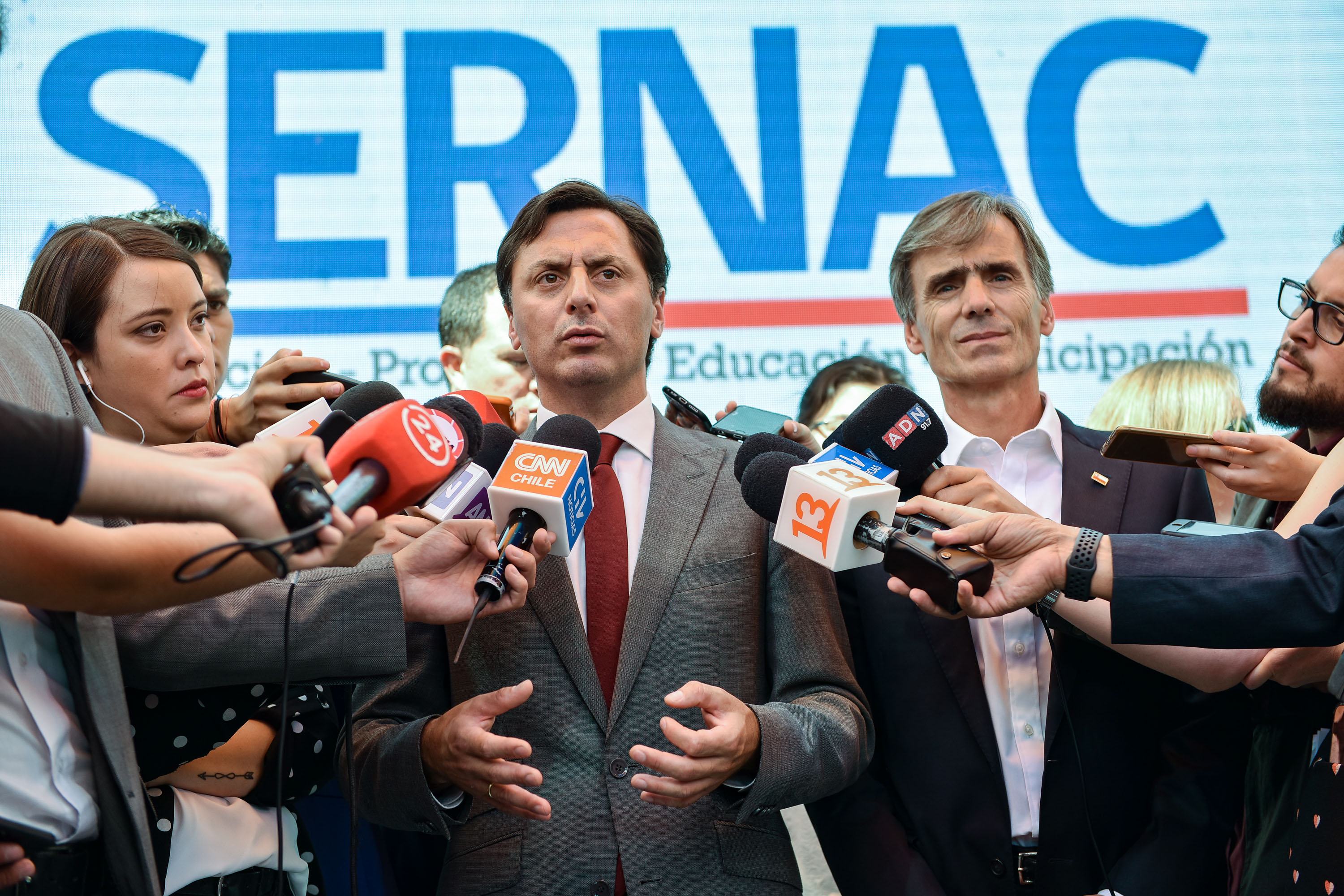 Director del SERNAC, Lucas Del Villar, junto al Ministro de Economía, José Ramón Valente, dan el puntapié inicial al Nuevo SERNAC. Director del SERNAC, Lucas Del Villar, junto al Ministro de Economía, José Ramón Valente, dan el puntapié inicial al Nuevo SERNAC.