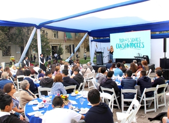 El SERNAC celebró el Día del Consumidor con personas mayores y jóvenes en Paseo Bulnes