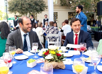 El SERNAC celebró el Día del Consumidor con personas mayores y jóvenes en Paseo Bulnes. El Director Nacional, Lucas Del Villar, junto al Subsecretario de Economía, Ignacio Guerrero