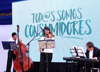 El SERNAC celebró el Día del Consumidor con personas mayores y jóvenes en Paseo Bulnes