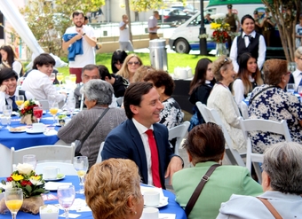 El SERNAC celebró el Día del Consumidor con personas mayores y jóvenes en Paseo Bulnes. El Director Nacional, Lucas Del Villar.