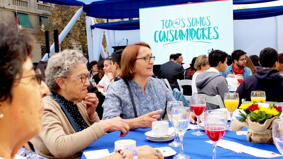 El SERNAC celebró el Día del Consumidor con personas mayores y jóvenes en Paseo Bulnes