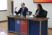 El abogado Rodrigo Momberg Uribe junto a la Subdirectora Jurídica del SERNAC, Francisca Barrientos, participaron en la primera sesión de los Diálogos Participativos.