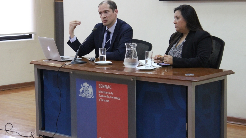 El abogado Rodrigo Momberg Uribe junto a la Subdirectora Jurídica del SERNAC, Francisca Barrientos, participaron en la primera sesión de los Diálogos Participativos.