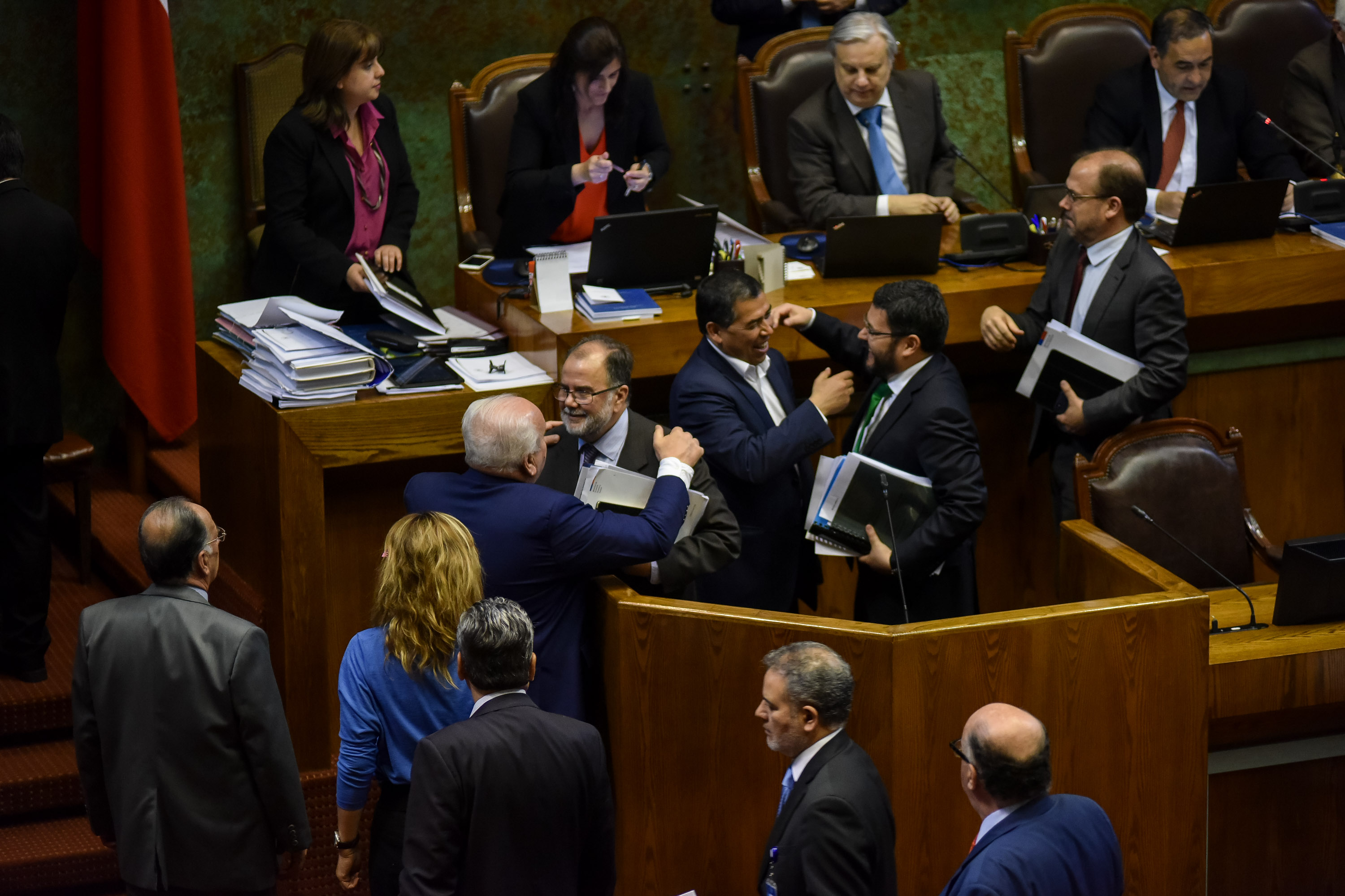 El Ministro de Economía, Fomento y Turismo, Jorge Roriguez, acomañado del Director del SERNAC, Ernesto Muñoz, acuden a la Sala de la Cámara de Diputados, donde se aprueba y despacha el Proyecto de ley que fortalece el Servicio Nacional del Consumidor. Créditos: Oscar Ordenes - Ministerio de Economía El Ministro de Economía, Fomento y Turismo, Jorge Roriguez, acomañado del Director del SERNAC, Ernesto Muñoz, acuden a la Sala de la Cámara de Diputados, donde se aprueba y despacha el Proyecto de ley que fortalece el Servicio Nacional del Consumidor. Créditos: Oscar Ordenes - Ministerio de Economía