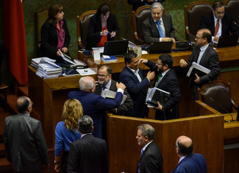 El Ministro de Economía, Fomento y Turismo, Jorge Roriguez, acomañado del Director del SERNAC, Ernesto Muñoz, acuden a la Sala de la Cámara de Diputados, donde se aprueba y despacha el Proyecto de ley que fortalece el Servicio Nacional del Consumidor. Créditos: Oscar Ordenes - Ministerio de Economía