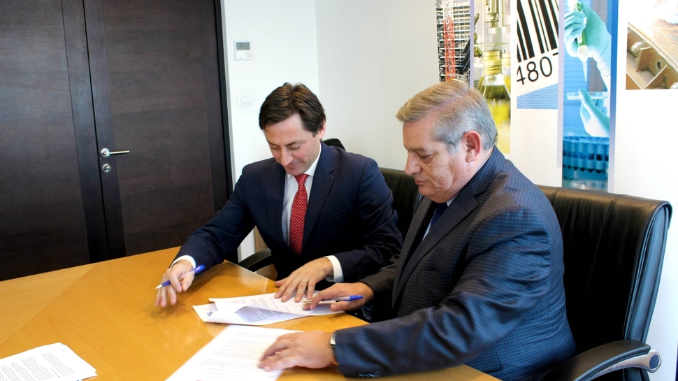 Lucas Del Villar (SERNAC) y Sergio Toro (Instituto Nacional de Normalización) firman convenio de cooperación