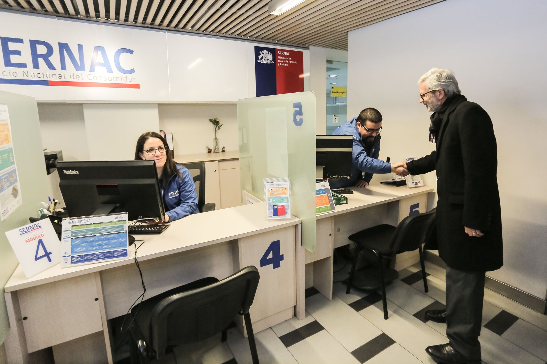 Ministro de Economía, Juan Andrés Fontaine, visitó la oficina de atención de público de la Dirección Regional Metropolitana del SERNAC. Ministro de Economía, Juan Andrés Fontaine, visitó la oficina de atención de público de la Dirección Regional Metropolitana del SERNAC.