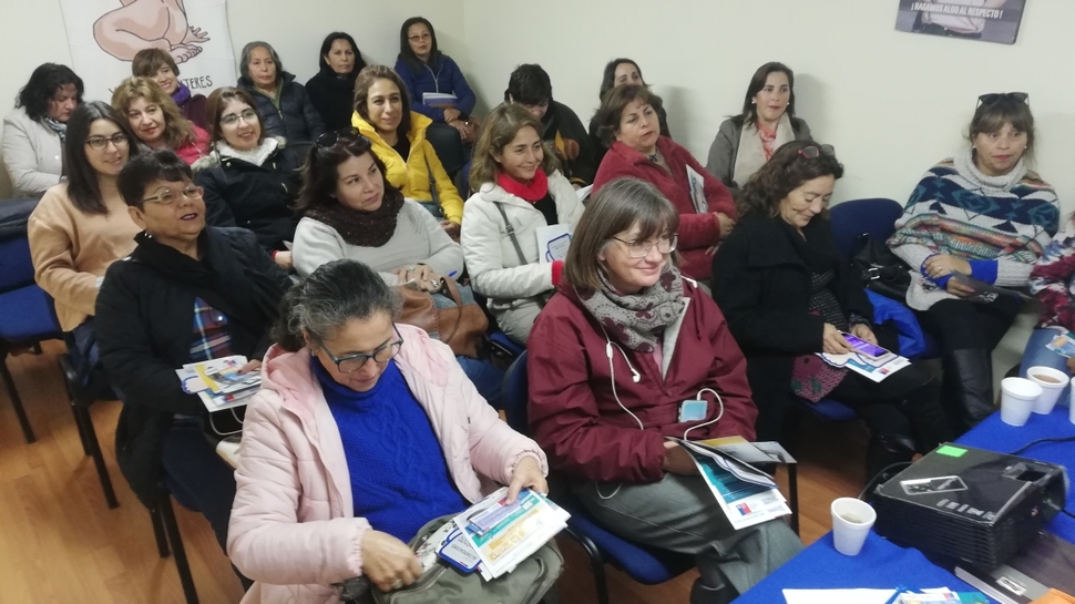 Integrantes del programa “Mujer Emprende” del SernamEG participaron en charla efectuada por el Sernac de Atacama