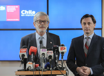 Ministro de Economía, Juan Andres Fontaine, y el Director Nacional del SERNAC, Lucas Del Villar, anunciaron acciones contra la empresa Essal por extenso corte de agua potable en Osorno