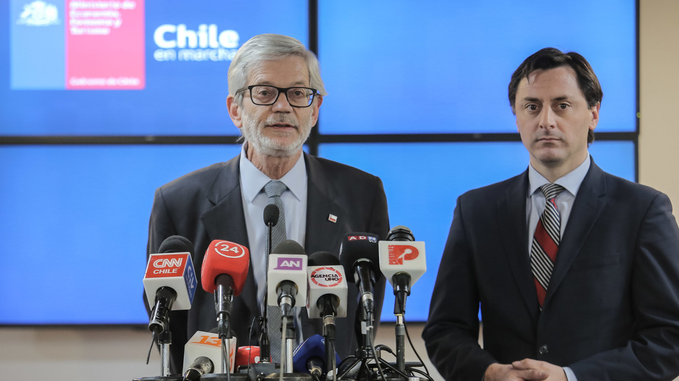 Ministro de Economía, Juan Andres Fontaine, y el Director Nacional del SERNAC, Lucas Del Villar, anunciaron acciones contra la empresa Essal por extenso corte de agua potable en Osorno