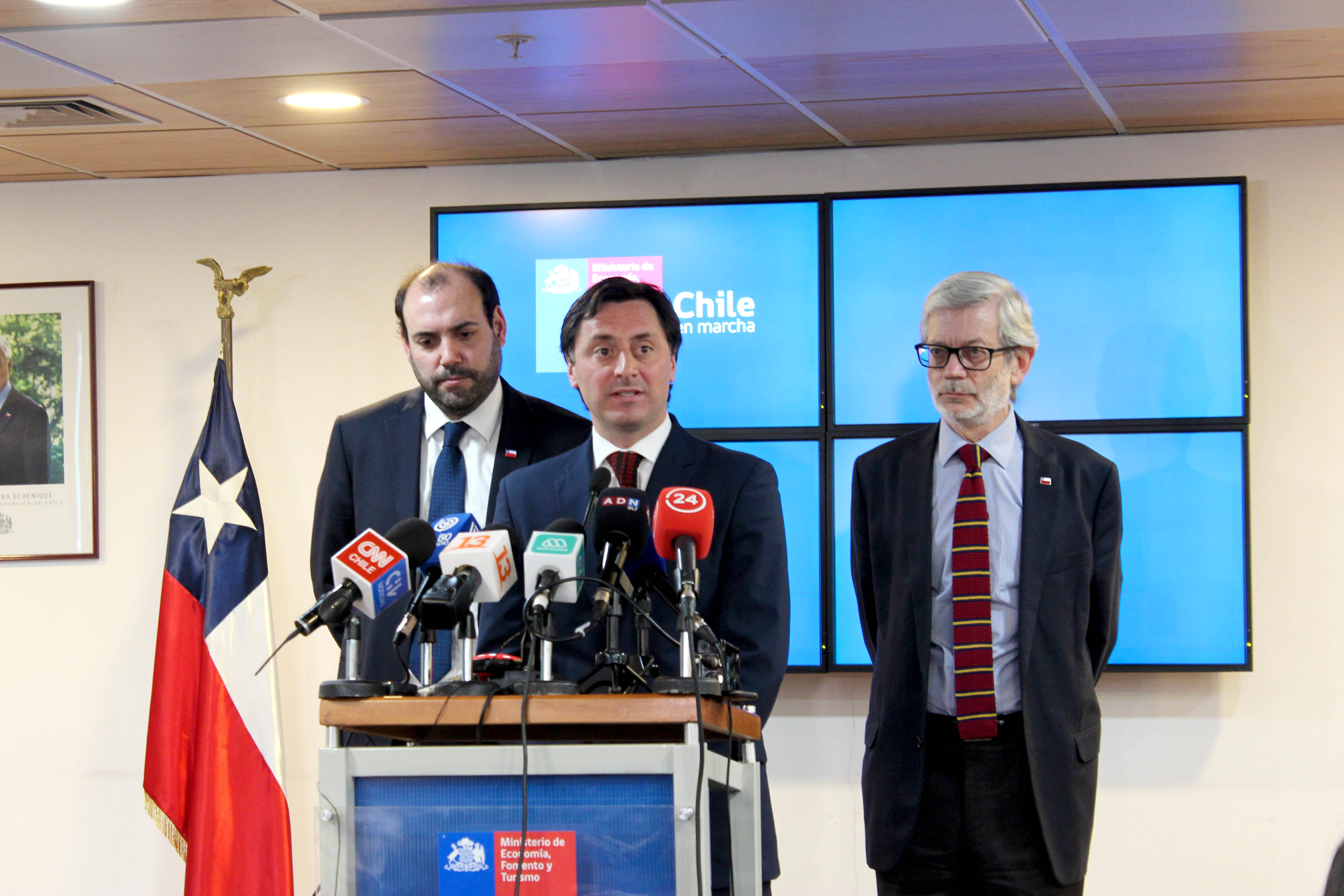 Ministro de Economía, Juan Andres Fontaine, y el Director Nacional del SERNAC, Lucas Del Villar, inician formalmente el PVC contra ESSAL por cortes de agua en Osorno. Ministro de Economía, Juan Andres Fontaine, y el Director Nacional del SERNAC, Lucas Del Villar, inician formalmente el PVC contra ESSAL por cortes de agua en Osorno.