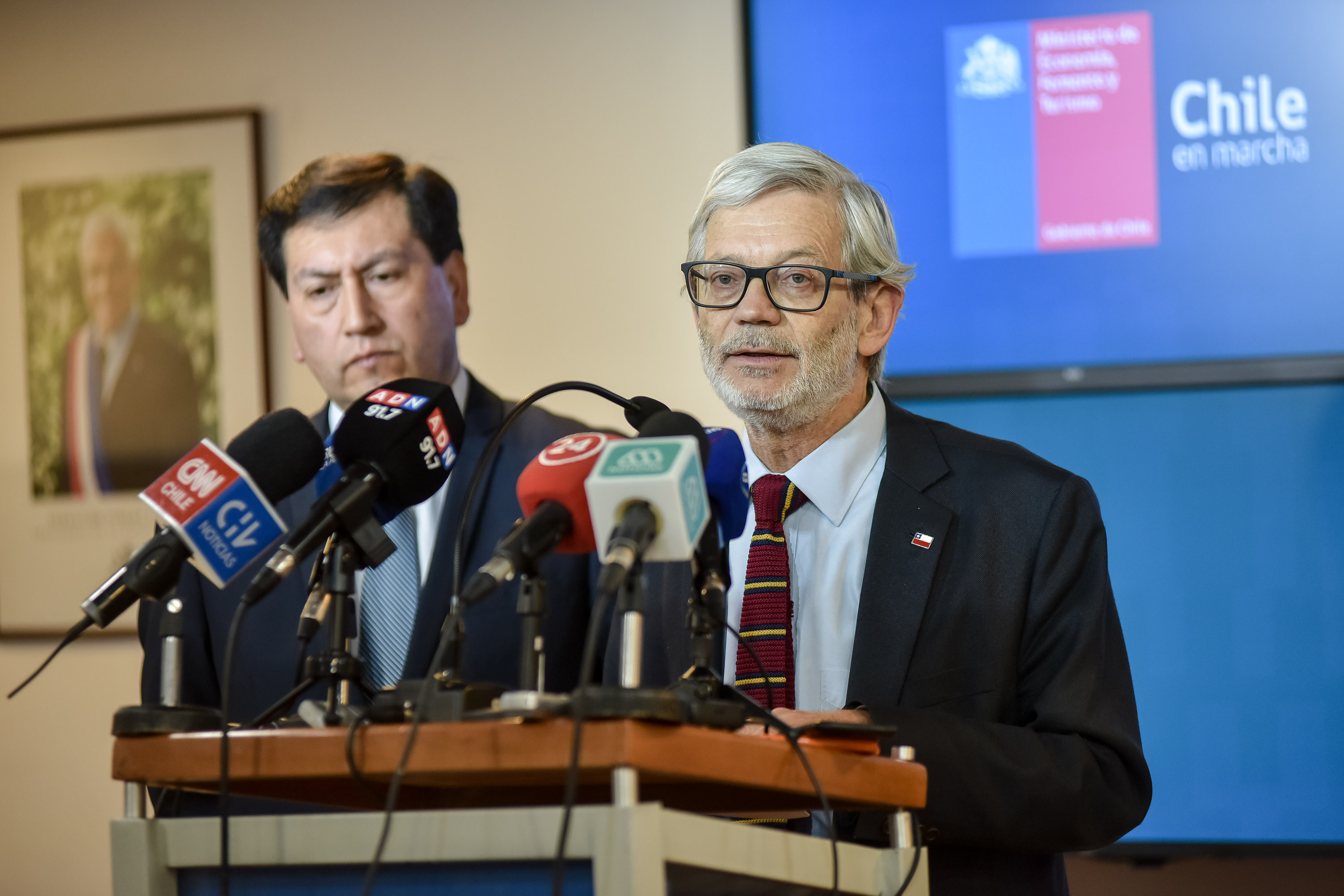 Ministerio de Economía y el SERNAC presentan propuesta de ESSAL para compensación adicional a los consumidores afectados por corte de agua en Osorno Ministerio de Economía y el SERNAC presentan propuesta de ESSAL para compensación adicional a los consumidores afectados por corte de agua en Osorno