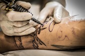 Estudio del SERNAC detectó hongos y deficiencias de rotulación en tintas para realizar tatuajes