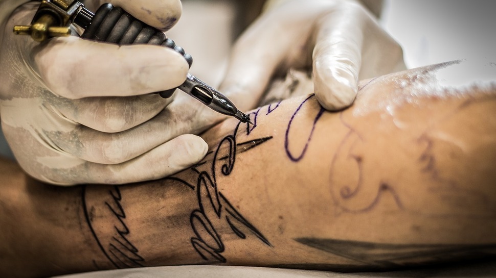 Estudio del SERNAC detectó hongos y deficiencias de rotulación en tintas  para realizar tatuajes - SERNAC: Noticias