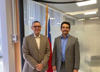 Director Nacional del SERNAC, Andrés Herrera; junto al Superintendente de Insolvencia y Reemprendimiento (SUPERIR), Hugo Sánchez.