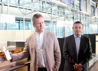 Ministro de Transporte y Telecomunicaciones, Juan Carlos Muñoz, junto al Director Nacional del SERNAC, Andrés Herrera.