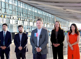 Director Nacional del SERNAC, Andrés Herrera, junto a autoridades en el Aeropuerto Internacional de Santiago.